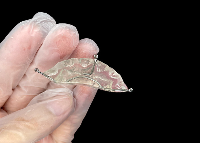 Custom Made Orthodontic Appliances menggigit pesawat untuk masalah gigitan yang benar atau di TMJ meringankan tekanan pada sendi rahang.