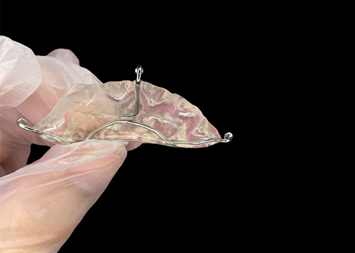 Custom Made Orthodontic Appliances menggigit pesawat untuk masalah gigitan yang benar atau di TMJ meringankan tekanan pada sendi rahang.