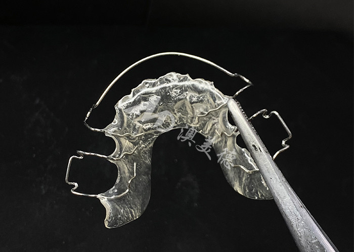 Nyaman Untuk Memakai AMD Dental Lab's Hawley Retainer Untuk Ortodontik yang Aman Dan Sehat