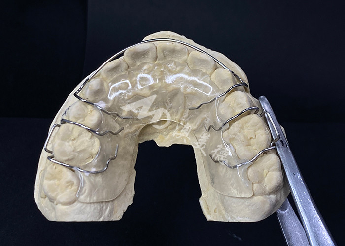 Nyaman Untuk Memakai AMD Dental Lab's Hawley Retainer Untuk Ortodontik yang Aman Dan Sehat